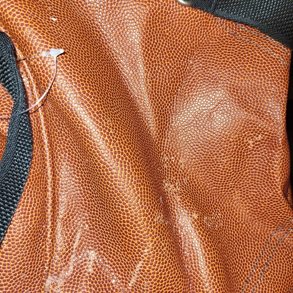 BRAND NEW RARE!!!  ACTUAL BASKETBALL 🏀 LEATHER ON A GYM BAG - Picture 4 of 7